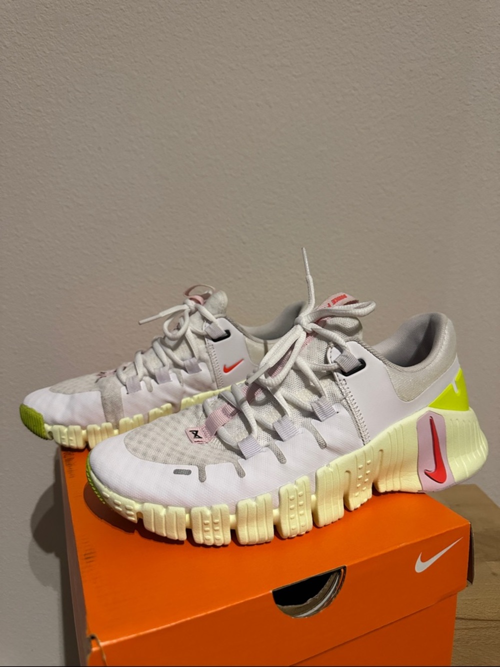 Nike Free Metcon 5 White/ Volt Pink - Picture 2 of 3